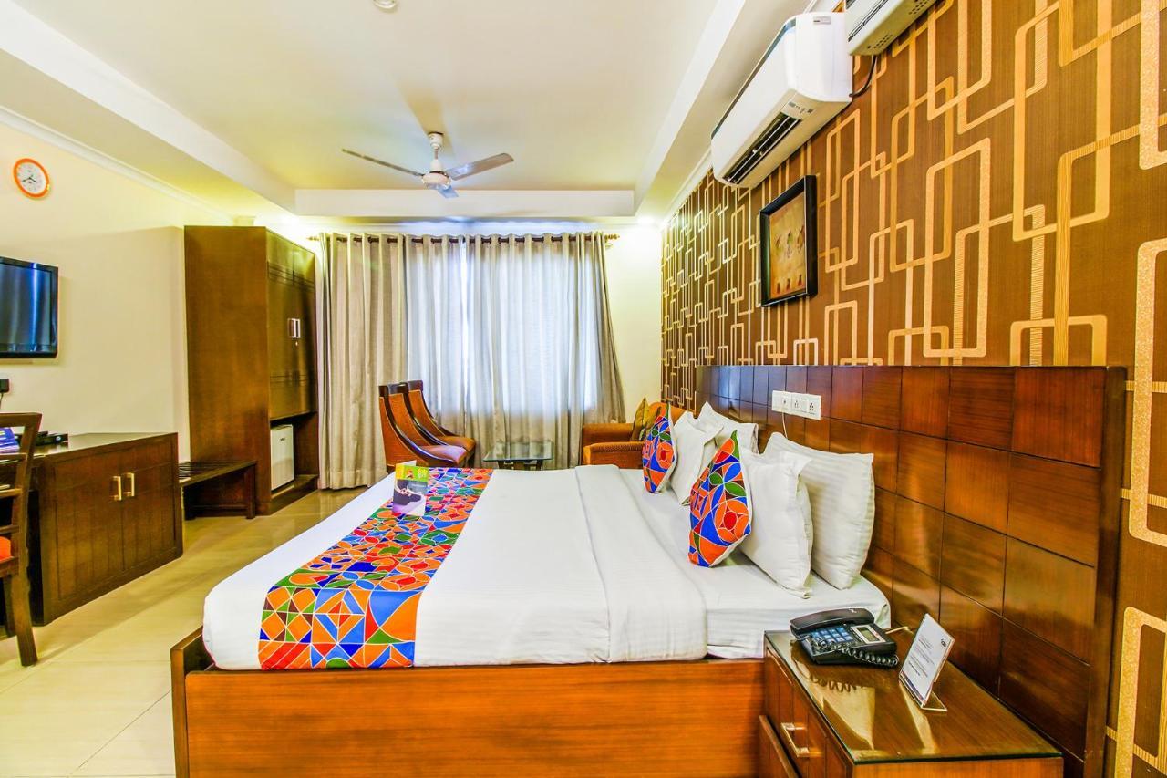 Fabhotel Signature Plaza New Delhi Exteriör bild